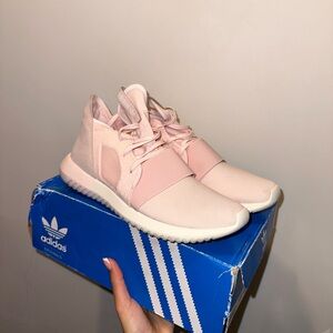 *HTF* Women’s Adidas Tubular Defiant sneakers- Halo Pink
